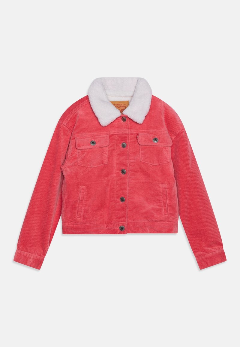 Czerwony sweter z kordurojowego materiału z białym kołnierzem z sztucznego futra, dwiema kieszeniami na klatce piersiowej z klapami i czarnymi guzikami. Skrócony fason z długimi rękawami.