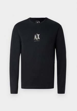 T-shirt noir à manches longues en coton, avec un logo A|X blanc sur la poitrine. Il a un col rond et un ourlet droit.