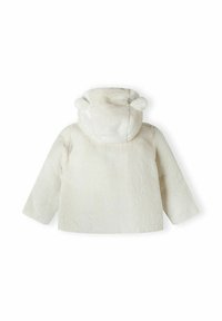 Cappotto in pelliccia artificiale bianca con cappuccio dotato di due orecchie arrotondate. Il cappotto ha maniche lunghe e una finitura morbida e texturizzata.