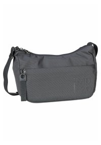 Borsa a tracolla grigia in tessuto con superficie texturizzata, tracolla regolabile, chiusura con zip, tasca frontale e dettaglio di branding sottile.