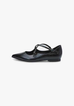 Zapato plano tipo Mary Jane de charol negro con punta afilada, tirante en el tobillo y detalle de hardware circular. Textura suave, tacón bajo.