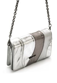 Bolso metálico plateado y gris con un diseño curvado, textura suave y correa de cadena. Cuenta con detalles cosidos y cierre con cremallera.