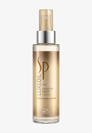 Bouteille pulvérisatrice de Wella Professionals Luxe Oil SP Keratin Boost Essence pour l'alignement des fibres capillaires, design doré et transparent.
