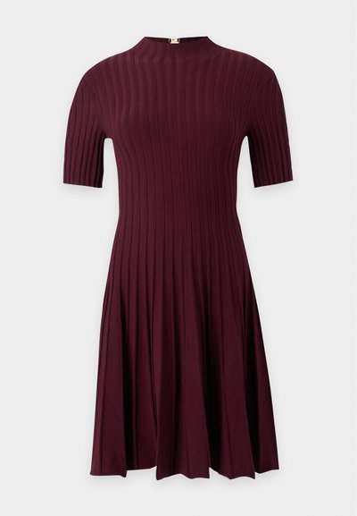 Robe bordeaux mi-longue à manches courtes avec motif en maille côtelée verticale et col montant sur fond uni.