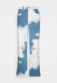 Blå och vita denimjeans med ett molnmönster, som har en utsvängd bendesign och en standard midja med knapp- och dragkedjestängning.