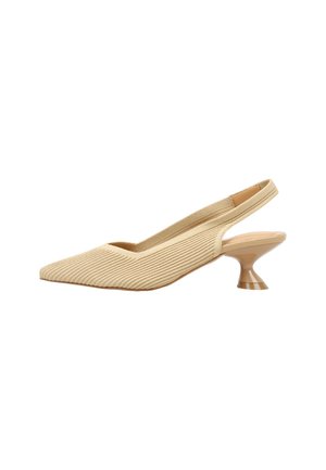 Zapato de salón beige con talón de tira, punta afilada y tacón acampanado de altura media único.