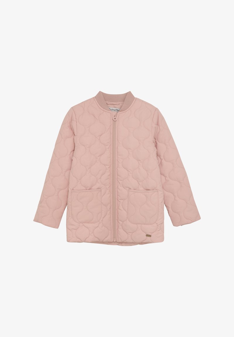 Lys pink puffet jakke med rund krave, frontlynlås og to forlommer; har teksturerede bølger og ribbede manchetter.
