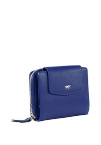 Portafoglio in pelle blu con chiusura a patta, accessori in argento e scomparto con zip. Finitura texturizzata con dettagli di branding minimi.