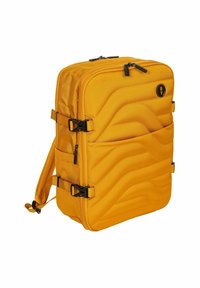 Zaino giallo testurizzato con forma rettangolare, caratterizzato da motivi ondulati, doppie cerniere, spallacci regolabili e dettagli in hardware neri.