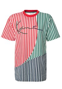 Camiseta de rayas con secciones en rojo, blanco, verde y azul marino; presenta un escote redondeado y texto bordado en cursiva.