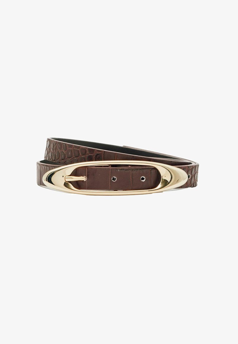 Hnědý kožený pásek s texturovaným vzorem krokodýla. Má lesklou zlatou oválnou sponu s integrovaným držákem. Více nastavovacích děr.