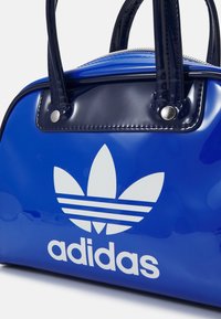 adidas Originals ADICOLOR MINI BOWLING - Sac à main - blue/white