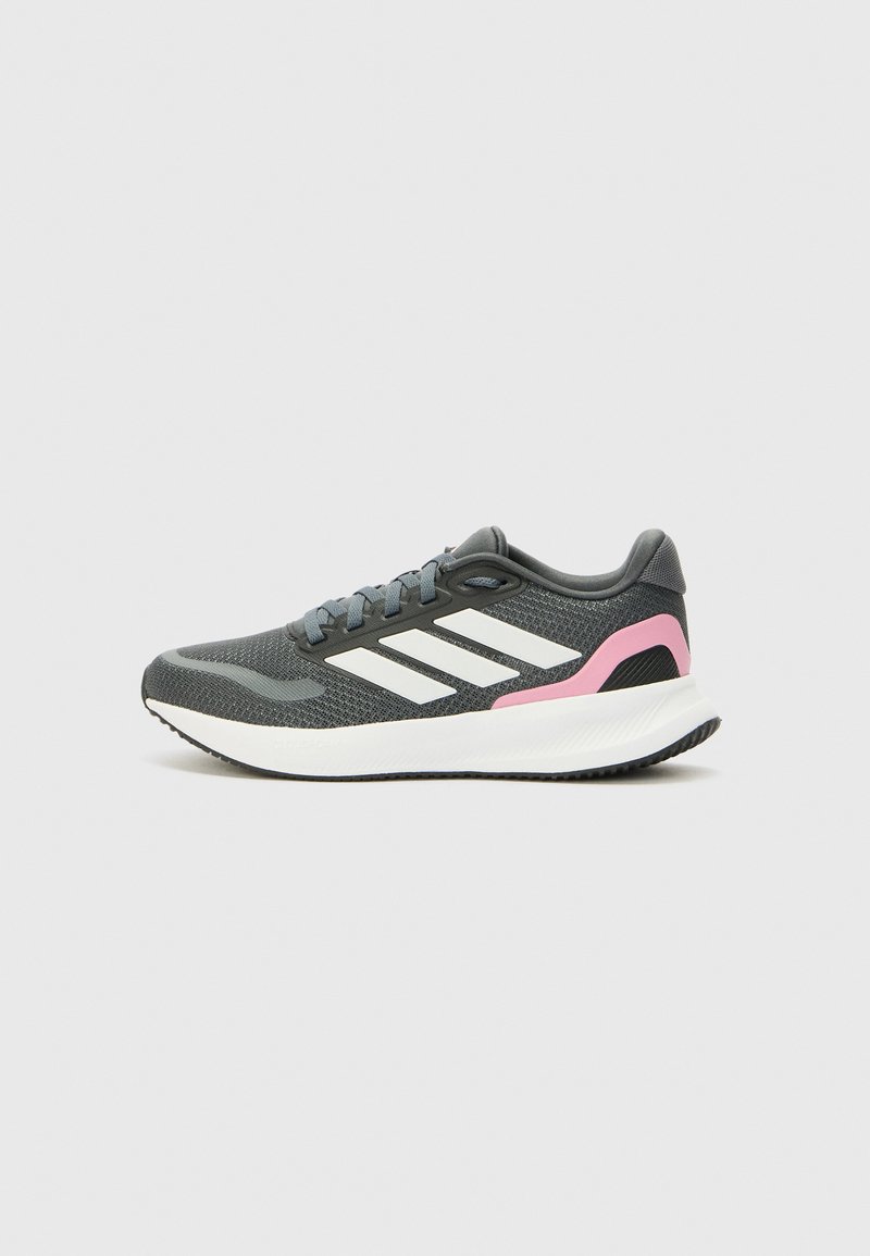 Chaussure de sport pour hommes en mesh gris foncé avec des rayures blanches, des accents roses et une semelle texturée. Dispose d'un système de laçage et d'un col rembourré.