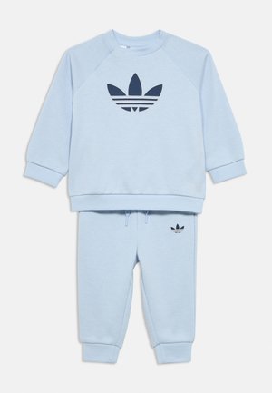 Set composto da felpa e pantaloni azzurri, con logo Adidas trefoil blu navy su entrambi i pezzi, polsini e girovita a costine per il massimo comfort.