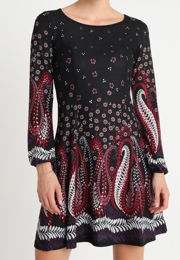 Robe noire avec des motifs floraux et paisley en rouge, blanc et violet. Manches longues, coupe évasée, texture douce et design à longueur genou.