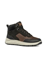 Botas de senderismo marrones y negras con parte superior de cuero y ante, cierre de cordones, cuello acolchado y suela de goma texturizada con patrón de olas.