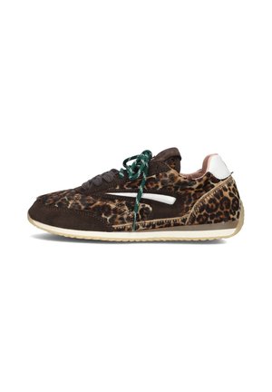 Lage sneaker met bruin suède en luipaardprintpanelen, witte hieltab, groene veters en beige rubberen zool.