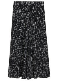 Zwarte midi-jurk met een wit onregelmatig stippenpatroon, A-lijn silhouet en flowy stof.