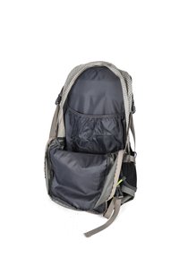 Sac à dos gris et noir avec un extérieur à motif en grille, doté de deux grands compartiments et de poches en mesh sur les côtés, fabriqué en tissu durable.