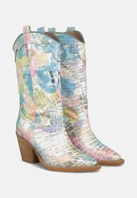 Wielokolorowe kowbojskie buty ze metalicznym wykończeniem, o teksturze krokodyla, z ostrym noskiem i piętą w stylu stacked z drewna.