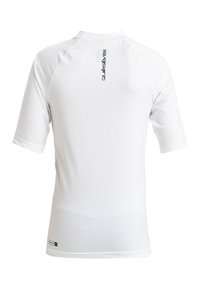 Weißes kurzärmliges Rashguard aus dehnbarem Stoff. Verfügt über flache Nähte, einen Rundhalsausschnitt und ein kleines Logo im oberen Rückenbereich.