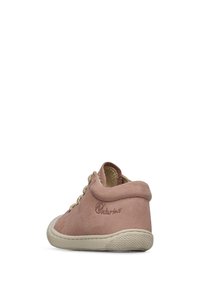 Scarpa per bambini in suede rosa con lacci dorati, punta rotonda, dettagli cuciti e suola in gomma texturizzata. Logo impresso sul lato.