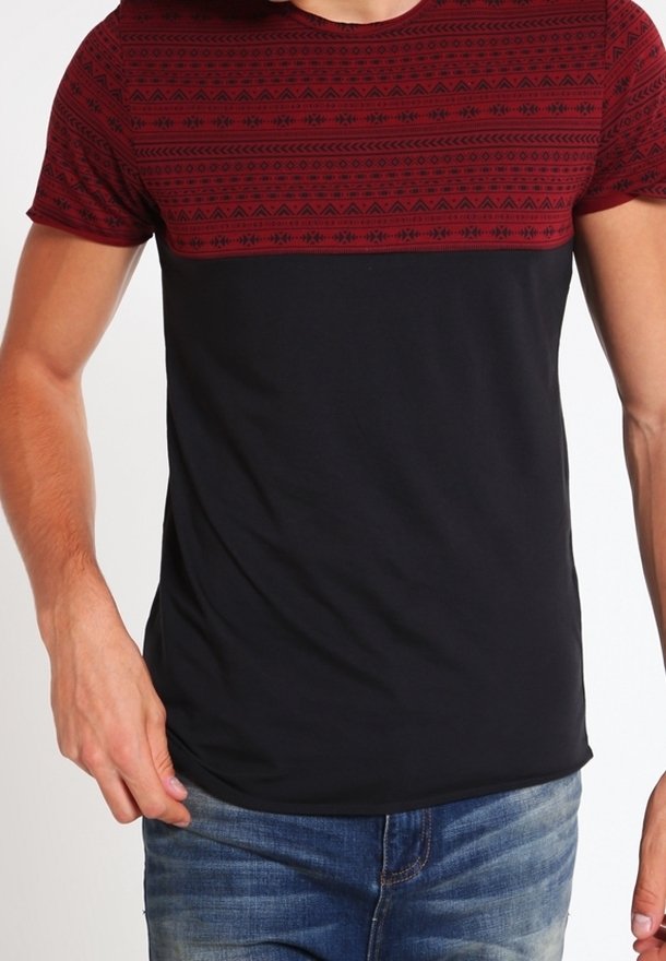 Herrtröja med kort ärm som har en röd mönstrad övre del och en enfärgad svart underdel, tillverkad av mjukt tyg med rundad halsringning.