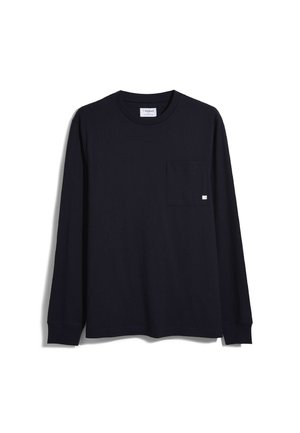 T-shirt a maniche lunghe blu navy realizzato in un tessuto morbido, con scollatura rotonda e una tasca sul petto con un piccolo etichetta del logo. Design semplice e minimal.
