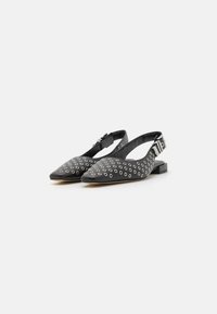 Schwarze Slingback-Schuhe mit spitzen Zehen, ausgestattet mit Metall-Ösen-Details, einem flachen Absatz und einer eleganten matten Oberfläche.
