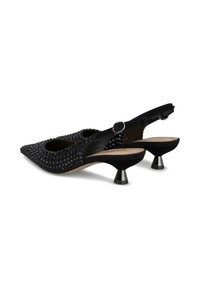 Tacones slingback negros con punta afilada, superficie texturizada, tacón redondeado y correa ajustable con hebilla. Presenta adornos con tachuelas.