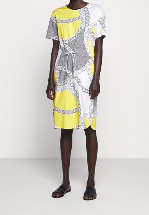 Vestido de manga corta con un patrón de cadenas amarillo y blanco, que presenta una cintura con cordón y una longitud por debajo de la rodilla, en una tela suave.