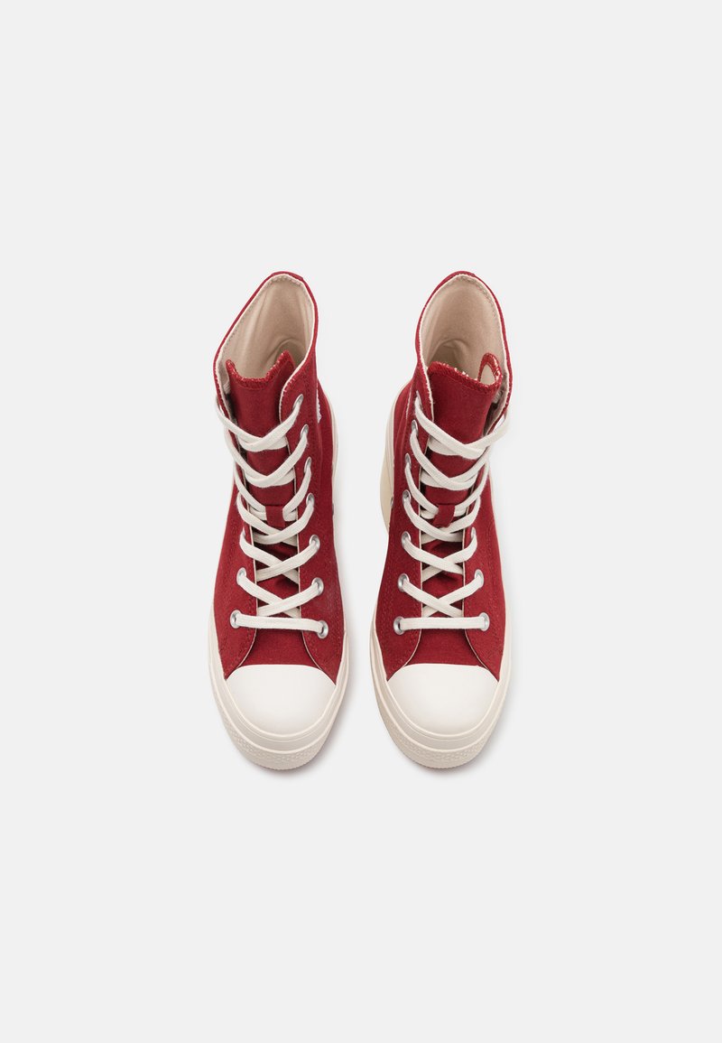 Rote hohe Turnschuhe, aus Canvas-Material, mit weißen Schnürsenkeln, gummierter Zehenkappe und cremefarbener Sohle. Mit genähten Details im Obermaterial.