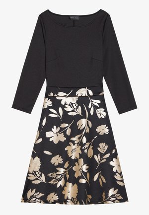 Vestido negro de manga larga, con un corsé ajustado y una falda acampanada adornada con patrones florales dorados. Textura suave, escote redondo.