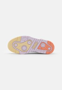 Puma SLIPSTREAM  - Sportcipő - white/lavender fog/anise flower