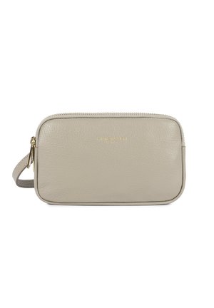 Beige rechthoekige leren clutch met gouden ritssluiting, enkele polsband en subtiel gouden "Lancaster Paris" logo aan de voorkant.