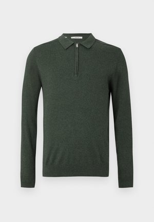 Suéter polo de manga larga en verde oscuro con media cremallera y puños y dobladillo acanalados, mostrado sobre un fondo claro y liso.