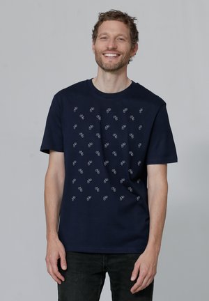 Marineblaues T-Shirt mit kurzen Ärmeln, das auf der Vorderseite ein wiederholtes Fahrradgrafik-Muster in Hellgrau zeigt. Aus Baumwolle gefertigt.
