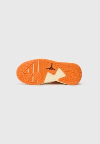 Narančasta guma s profiliranjem, koja sadrži crni Jumpman logo i kontrastne bijele detalje na peti i srednjem dijelu.