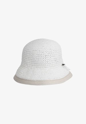 Weißer gehäkelter Bucket Hat mit breiter beiger Krempe, der ein strukturiertes Design aufweist und einen kleinen verstellbaren Zug hat, um die Passform anzupassen.