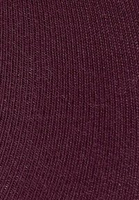 Bordowy, dziany materiał, o prążkowanej teksturze i ciasno tkanym wzorze, z gładkimi, równymi włóknami na całej powierzchni.