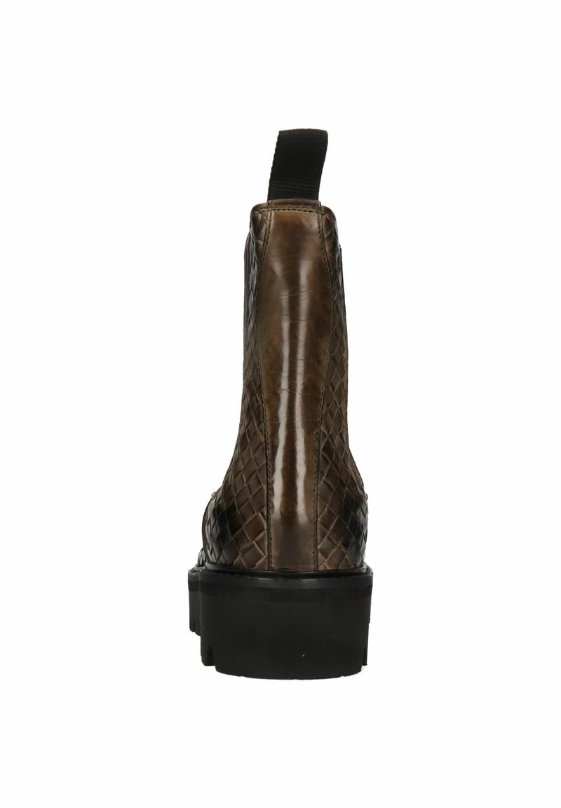 Brauner Lederstiefel mit gestepptem Muster, schwarzem elastischem Zugband und dicker schwarzer Sohle, von hinten vor einem weißen Hintergrund gezeigt.