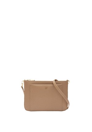 Beżowa skórzana torba na ramię z przednią kieszenią, złotym zamkiem i regulowanym paskiem. Prosty, prostokątny kształt z subtelnym logo.