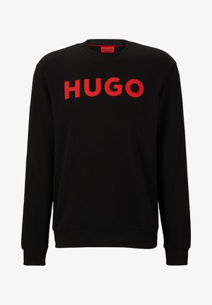 Sort sweatshirt med fremtrædende røde "HUGO"-bogstaver over brystet. Lange ærmer med ribbede manchetter og en klassisk rund halsudskæring.