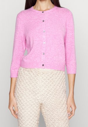 Fuchsia knoop cardigan met driekwart mouwen, gebreide textuur en ronde halslijn; voorzien van zilveren knopen aan de voorkant.