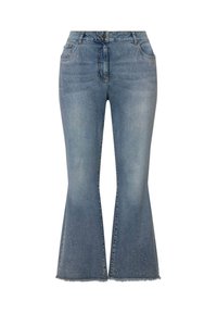 Ljusblå utsvängda jeans med rå kant och prydda med små nitar nära kanten. Tillverkade av denimtyg med en slät yta.