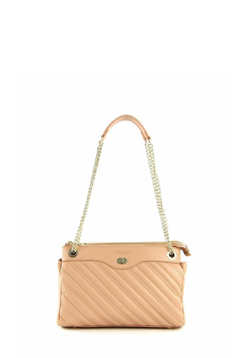 Sac à main en cuir rose clair matelassé avec bandoulière chaîne dorée, fermeture éclair et détail logo. Caractérisé par des surpiqûres diagonales et une texture lisse.