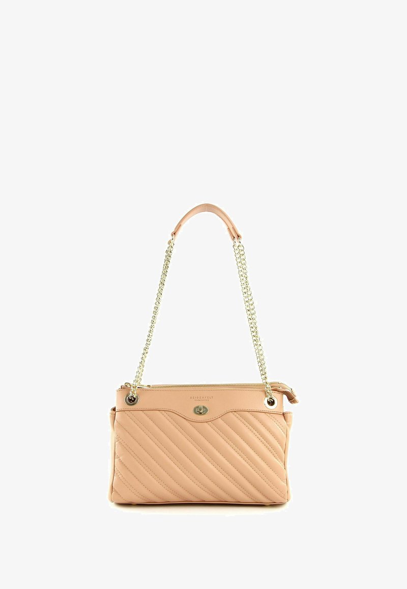 Sac à main en cuir rose clair matelassé avec bandoulière chaîne dorée, fermeture éclair et détail logo. Caractérisé par des surpiqûres diagonales et une texture lisse.