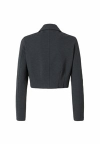 Giacca grigia scura cropped con colletto a revers, maniche lunghe e dettagli cuciti discreti sul retro. Tessuto dalla texture liscia.