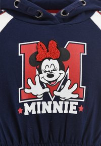 Felpa blu navy con cappuccio, dotata di una grande grafica di Minnie Mouse con un fiocco rosso testurizzato, "Minnie" in lettere bianche in grassetto sotto.