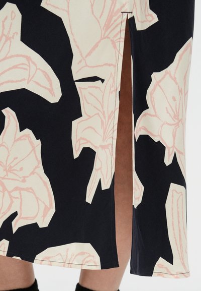 Μάξι φούστα σε ναυτικό μπλε με λουλουδάτο μοτίβο σε ροζ και κρεμ χρώματα. Διαθέτει πλαϊνή σχισμή και λεία υφή υφάσματος. Τονίζεται με διακριτικές ραφές.